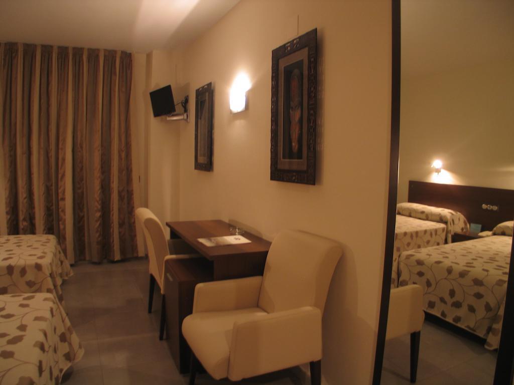 Hotel San Cristobal Coria Kamer foto