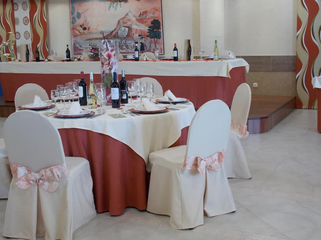 Hotel San Cristobal Coria Buitenkant foto