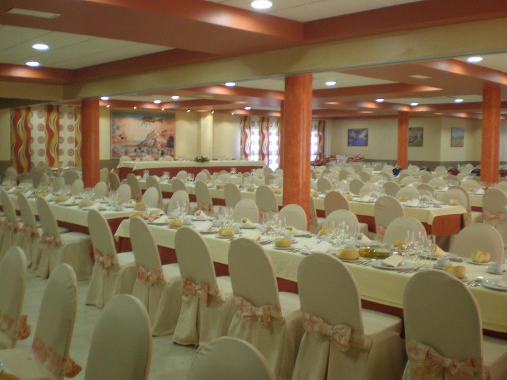 Hotel San Cristobal Coria Buitenkant foto