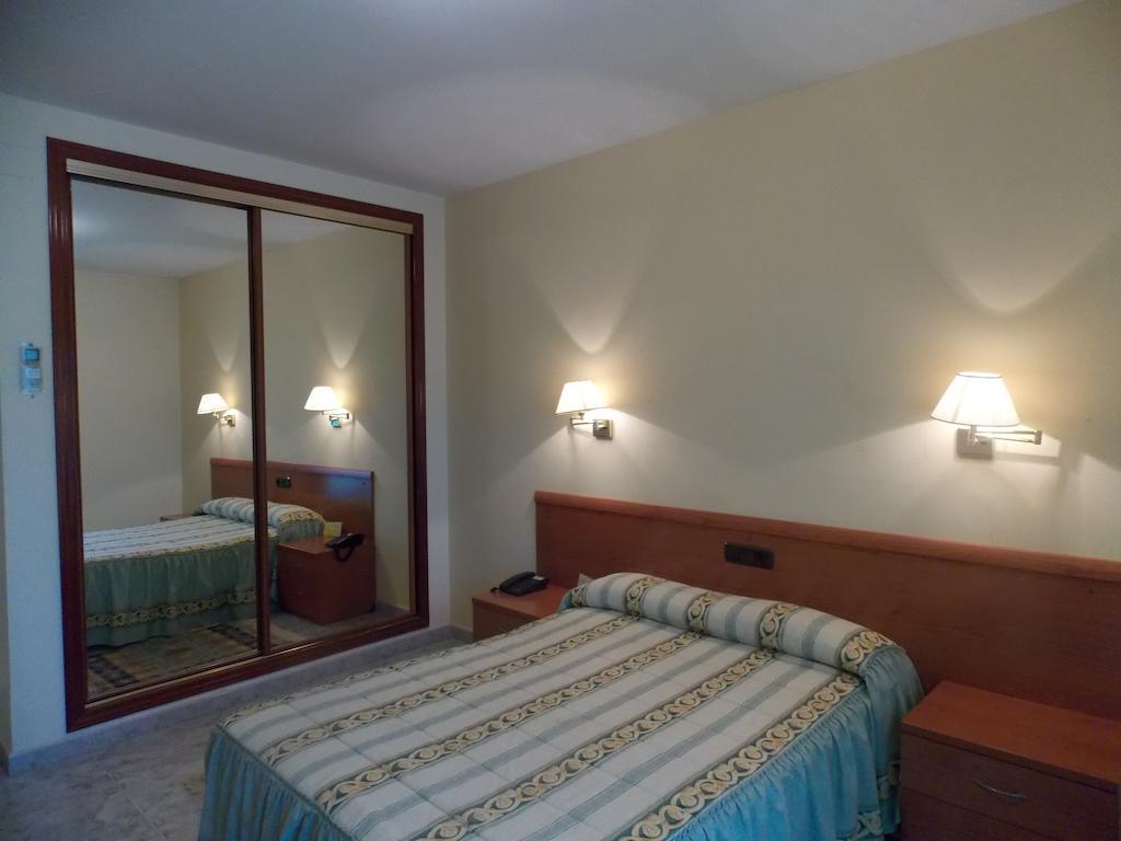 Hotel San Cristobal Coria Kamer foto